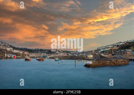 Ein Sonnenaufgang über dem Hafen von Mevagissey in Cornwall Stockfoto