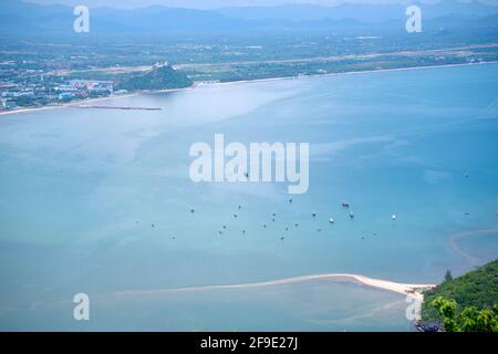 Der berühmte Aussichtspunkt am Kao Lom Muak Berg von der Bucht von Ao Manao und dem Strand von Ao Manao. Prachuap Khiri Khan, Thailand im 14. Oktober 2019. Stockfoto