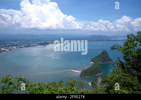 Der berühmte Aussichtspunkt am Kao Lom Muak Berg von der Bucht von Ao Manao und dem Strand von Ao Manao. Prachuap Khiri Khan, Thailand im 14. Oktober 2019. Stockfoto