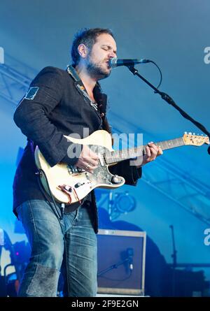 Der englische Sänger und Songwriter Tom Baxter tritt beim Cornbury Festival in Großbritannien auf. 30. Juni 2012 Stockfoto