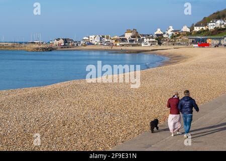 Lyme Regis, Dorset, Großbritannien. April 2021. Wetter in Großbritannien. Ein schöner warmer und sonniger Start in den Tag im Badeort Lyme Regis. Die Einheimischen genießen die Ruhe am Sonntagmorgen, bevor der Strand voll wird. Kredit: Celia McMahon/Alamy Live Nachrichten Stockfoto