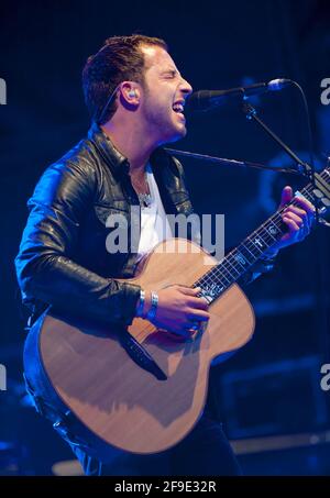 Der englische Sänger/Songwriter und Gitarrist James Morrison tritt beim Cornbury Festival in Großbritannien auf. 29. Juni 2012 Stockfoto