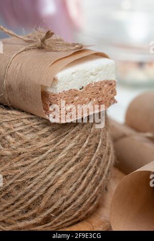 Salmlaibe mit Kakao und Preiselbeeren portionieren. In Papier gewickelt und mit einer Schnur gebunden. Zweischichtiger zebhyr. Stockfoto