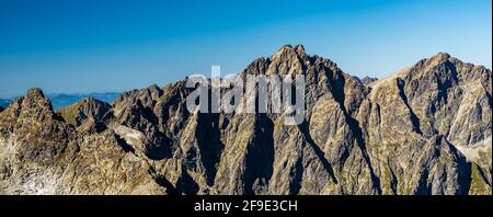 Atemberaubende Aussicht vom Vychodna Vysoka-Gipfel im Vysoke Tatry-Gebirge in der Slowakei mit Vysoka, Rysy und vielen anderen Gipfeln von Vysoke und Zapadne Tat Stockfoto