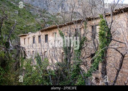 Die schöne Aussicht auf ein altes und verlassene Gebäude eingefangen Hinter den Bäumen Stockfoto