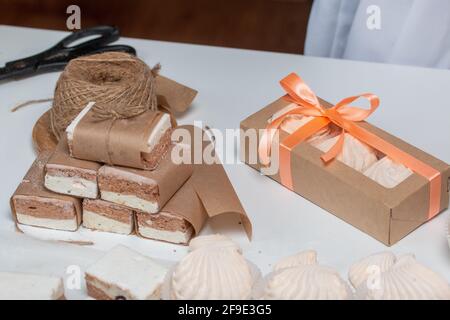 Salmlaibe mit Kakao und Preiselbeeren portionieren. In Papier gewickelt und mit einer Schnur gebunden. Zweischichtiger zebhyr. Stockfoto