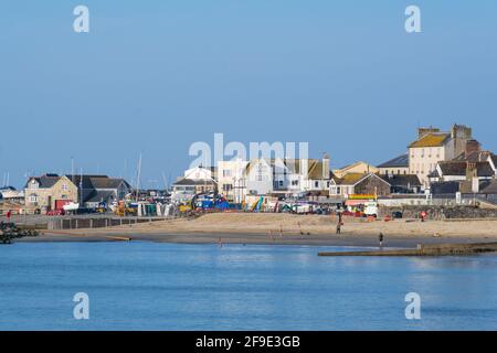 Lyme Regis, Dorset, Großbritannien. April 2021. Wetter in Großbritannien. Ein schöner warmer und sonniger Start in den Tag im Badeort Lyme Regis. Die Einheimischen genießen die Ruhe am Sonntagmorgen, bevor der Strand voll wird. Kredit: Celia McMahon/Alamy Live Nachrichten Stockfoto