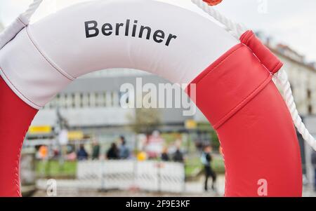 Berlin, Deutschland. April 2021. "Berliner" steht auf einem Rettungsring, der an der Kottbusser-Brücke im Graefekiez hängt, wenn Menschen darüber laufen. Quelle: Annette Riedl/dpa/Alamy Live News Stockfoto