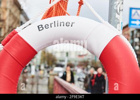 Berlin, Deutschland. April 2021. "Berliner" steht auf einem Rettungsring, der an der Kottbusser-Brücke im Graefekiez hängt, wenn Menschen darüber laufen. Quelle: Annette Riedl/dpa/Alamy Live News Stockfoto