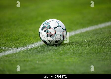 Ploiesti, Rumänien - 15. April 2021: Details mit einem ausgewählten Fußball während eines Spiels. Stockfoto