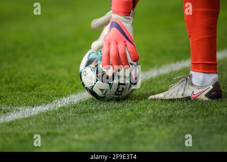 Ploiesti, Rumänien - 15. April 2021: Details mit einem Fußballtorwart, der während eines Spiels einen Select-Ball ergatbt. Stockfoto