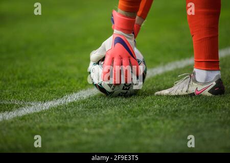 Ploiesti, Rumänien - 15. April 2021: Details mit einem Fußballtorwart, der während eines Spiels einen Select-Ball ergatbt. Stockfoto