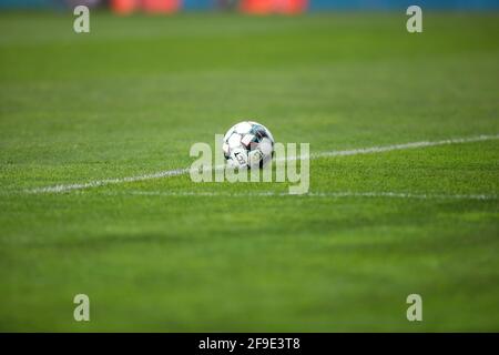 Ploiesti, Rumänien - 15. April 2021: Details mit einem ausgewählten Fußball während eines Spiels. Stockfoto