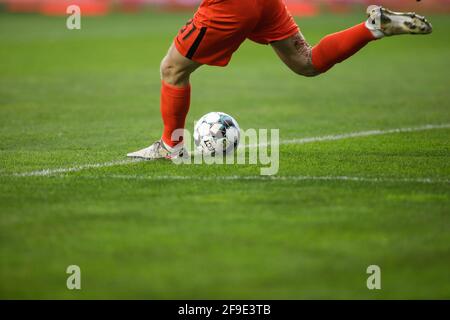 Ploiesti, Rumänien - 15. April 2021: Details mit einem Fußballtorwart, der während eines Spiels einen Ball tritt. Stockfoto