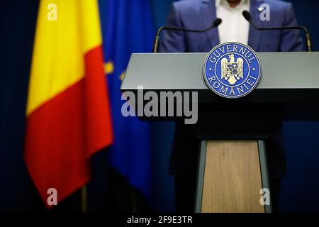 Bukarest, Rumänien - 17. April 2021: Details mit dem Logo der rumänischen Regierung während einer Pressekonferenz eines Politikers. Stockfoto