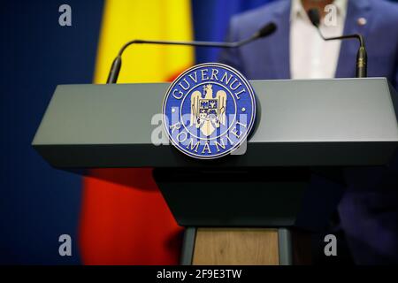 Bukarest, Rumänien - 17. April 2021: Details mit dem Logo der rumänischen Regierung während einer Pressekonferenz eines Politikers. Stockfoto