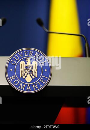 Bukarest, Rumänien - 17. April 2021: Details mit dem Logo der rumänischen Regierung während einer Pressekonferenz eines Politikers. Stockfoto