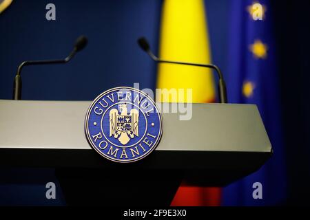 Bukarest, Rumänien - 17. April 2021: Details mit dem Logo der rumänischen Regierung während einer Pressekonferenz eines Politikers. Stockfoto