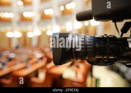 Bukarest, Rumänien - 14. April 2021: Details mit einer CineAlta-Videokamera von Sony mit Fujinon-Objektiv, das für eine Live-Nachrichtenübertragung verwendet wird. Stockfoto