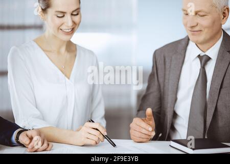 Ältere Geschäftsmann und Gruppe von Geschäftsleuten diskutieren Vertrag im Büro. Frau und Anwälte arbeiten bei der Besprechung zusammen. Teamwork und Stockfoto