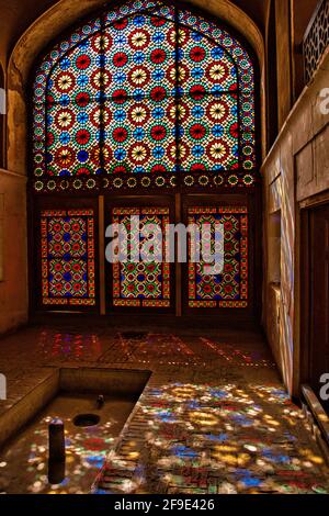 Buntglasfenster im Windturm, Bagh-e Dowlat Abad Gardens, Yazd, Iran. Stockfoto