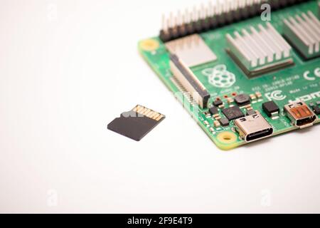 Kiew, Ukraine - 13. August 2020:EINE Micro-SD-Karte mit installiertem Betriebssystem liegt neben dem Raspberry Pi 4 Einplatinen-Computer auf einem weißen Stockfoto