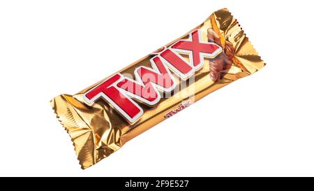 Kiew, Ukraine- 29. März 2018: Twix Cookie Bars isoliert auf weißem Hintergrund. Twix Bars werden von Mars Incorporated produziert. Der Twix-Name wurde in Sin verwendet Stockfoto