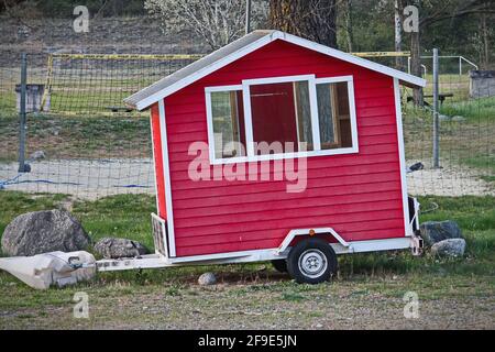 Red Tiny House, das transportable Mini-Haus auf Rädern. Stockfoto