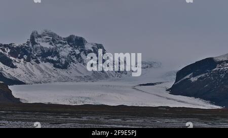 Atemberaubende Frontansicht des majestätischen Gletschers Skaftafellsjökull, Teil der Eiskappe Vatnajökull, im Süden Islands im Skaftafell Nationalpark. Stockfoto