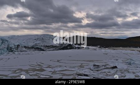 Schöner Blick auf den Gletschersee von Svínafellsjökull, einem Auslaufgletscher der Eiskappe Vatnajökull in Südisland, mit Eisformationen. Stockfoto