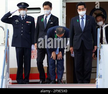 Tokio, Japan. April 2021. Der japanische Premierminister Yoshihihide Suga beugt sich bei seiner Ankunft am internationalen Flughafen Tokio, als er am Sonntag, dem 18. April 2021, aus den Vereinigten Staaten zurückkehrte. US-Präsident Joe Biden traf Suga im Weißen Haus zu seinem ersten persönlichen Treffen mit einem ausländischen Staatschef. Quelle: Yoshio Tsunoda/AFLO/Alamy Live News Stockfoto