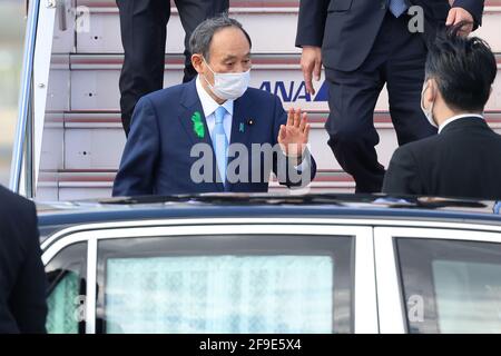 Tokio, Japan. April 2021. Der japanische Premierminister Yoshihide Suga kommt am Sonntag, dem 18. April 2021, auf dem Internationalen Flughafen Tokio an, als er aus den Vereinigten Staaten zurückkehrte. US-Präsident Joe Biden traf Suga im Weißen Haus zu seinem ersten persönlichen Treffen mit einem ausländischen Staatschef. Quelle: Yoshio Tsunoda/AFLO/Alamy Live News Stockfoto