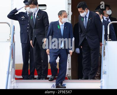 Tokio, Japan. April 2021. Der japanische Premierminister Yoshihide Suga kommt am Sonntag, dem 18. April 2021, auf dem Internationalen Flughafen Tokio an, als er aus den Vereinigten Staaten zurückkehrte. US-Präsident Joe Biden traf Suga im Weißen Haus zu seinem ersten persönlichen Treffen mit einem ausländischen Staatschef. Quelle: Yoshio Tsunoda/AFLO/Alamy Live News Stockfoto