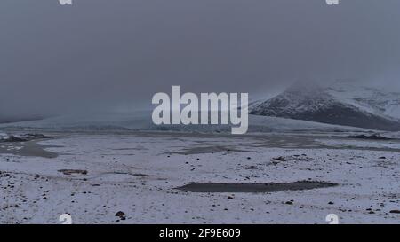 Mystischer Blick auf die Gletscherlagune Fjallsárlón im Süden Islands mit Fjallsjökull, einem Auslaufgletscher des Vatnajökull, und zerklüfteten Bergen. Stockfoto