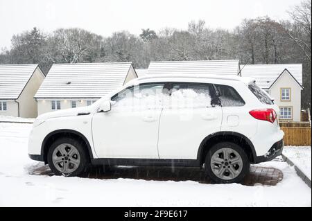 Auto im Winter mit Schnee bedeckt geparkt Stockfoto