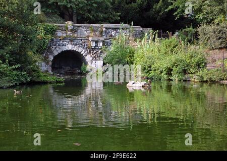 Ein Blick über den Teich im walpole Park in Ealing, West-London. Stockfoto