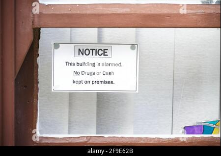 Auf dem Schild am Fenster gab es keine Drogen oder Bargeld Stockfoto