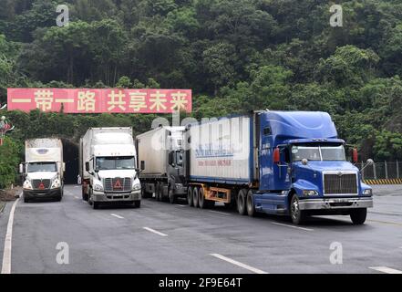 Peking, Chinas Autonome Region Guangxi Zhuang. April 2020. Lastwagen fahren am Grenztor von Youyiguan in der Stadt Pingxiang, südchinesische Autonome Region Guangxi Zhuang, 13. April 2020. Kredit: Lu Boan/Xinhua/Alamy Live Nachrichten Stockfoto