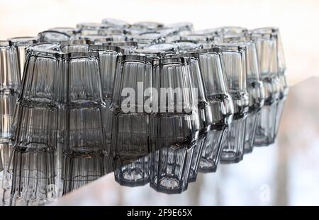 Augsburg, Deutschland. April 2021. Die Gläser spiegeln sich auf der Theke einer geschlossenen Bar. Quelle: Karl-Josef Hildenbrand/dpa/Alamy Live News Stockfoto