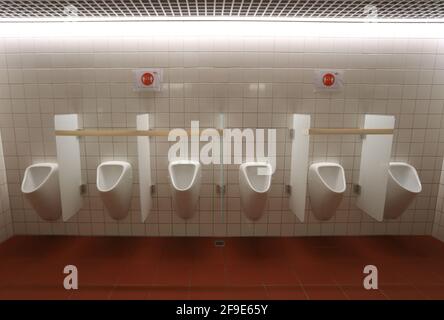 Augsburg, Deutschland. April 2021. Urinale werden in der Männer-Toilette im Kongresszentrum eingesperrt, um aufgrund des Coronavirus einen sicheren Abstand zu halten. Quelle: Karl-Josef Hildenbrand/dpa/Alamy Live News Stockfoto