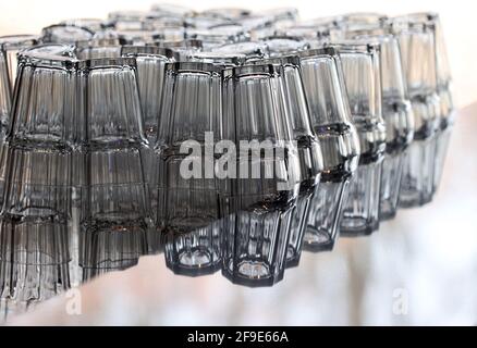 Augsburg, Deutschland. April 2021. Die Gläser spiegeln sich auf der Theke einer geschlossenen Bar. Quelle: Karl-Josef Hildenbrand/dpa/Alamy Live News Stockfoto