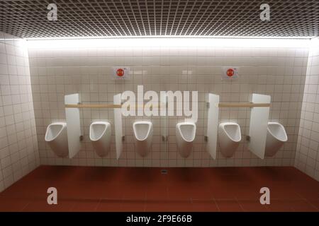 Augsburg, Deutschland. April 2021. Urinale werden in der Männer-Toilette im Kongresszentrum eingesperrt, um aufgrund des Coronavirus einen sicheren Abstand zu halten. Quelle: Karl-Josef Hildenbrand/dpa/Alamy Live News Stockfoto