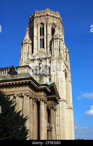 Blick auf das Stadtmuseum und die Kunstgalerie von Bristol mit dem prunkvollen gotischen Turm der Universität dahinter. Stockfoto