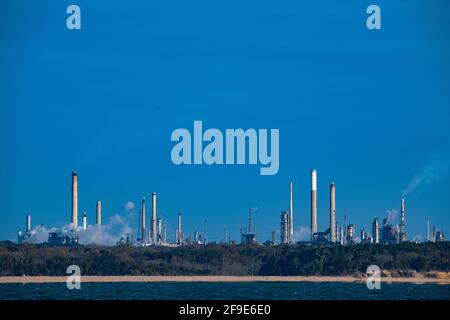 Fawley Power Station an einem schönen sonnigen Tag ist ein Ölkraftwerk an der westlichen Seite von Southampton Water, das zum Abriss ansteht Stockfoto