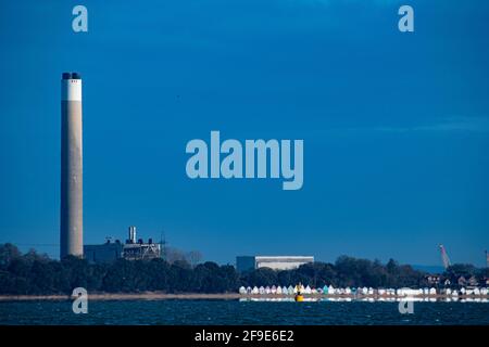 Fawley Power Station an einem schönen sonnigen Tag ist ein Ölkraftwerk an der westlichen Seite von Southampton Water, das zum Abriss ansteht Stockfoto