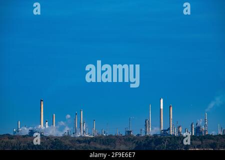 Fawley Power Station an einem schönen sonnigen Tag ist ein Ölkraftwerk an der westlichen Seite von Southampton Water, das zum Abriss ansteht Stockfoto