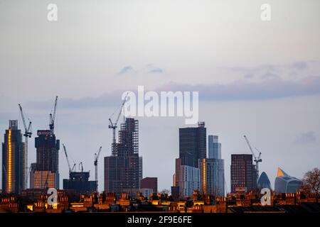 Sunlight Bäder viktorianische Chmineys im Sonnenlicht mit St. George's Tower Und Wolkenkratzer in der Dämmerung Stockfoto