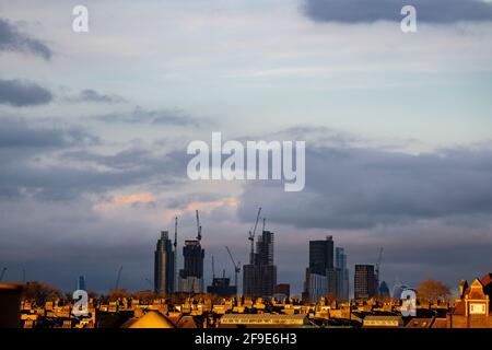 Sunlight Bäder viktorianische Chmineys im Sonnenlicht mit St. George's Tower Und Wolkenkratzer in der Dämmerung Stockfoto