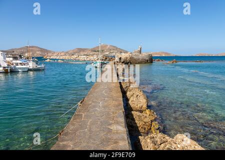 Naoussa, Insel Paros, Griechenland - 27. September 2020: Blick auf das venezianische Kastro oder die Altstadt von Naoussa. Stockfoto