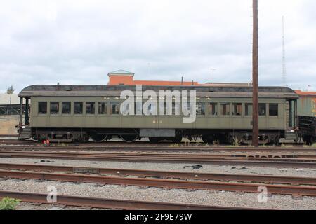 Old-Style-Zugwaggon im Zughof. Stockfoto